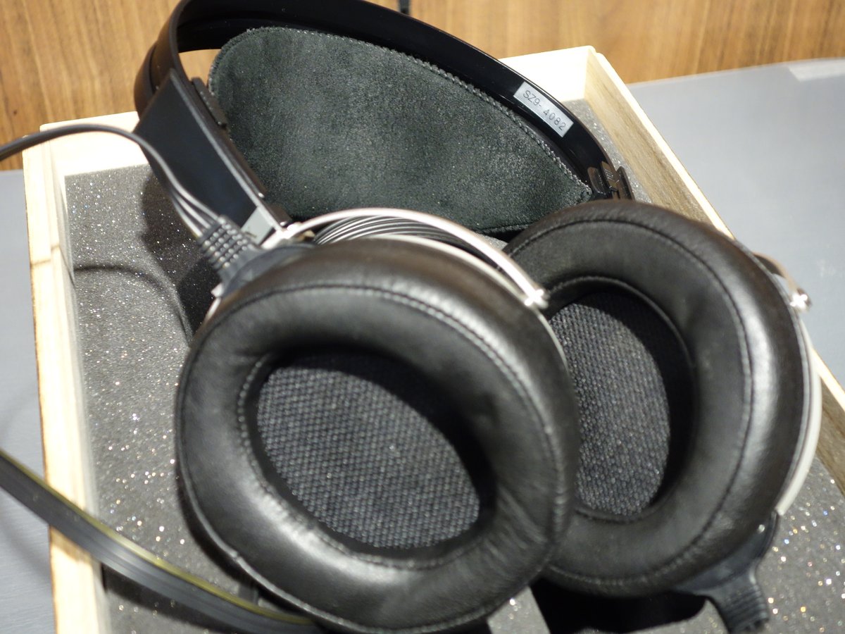 audiounionOSAKA's tweet photo. 新規入荷中古品のご案内!!
イヤースピーカー
STAX SR-009
イヤーパッドにへたり、年代相応の使用感がございます。
商品詳細 ⇒ https://t.co/Cq2wcjyVYK
#イヤースピーカー #STAX #SR009 https://t.co/O3EkebQN7b