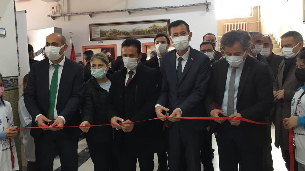 Golbasi06MEM's tweet photo. İlçe Milli Eğitim Müdürümüz Sn. Salih NAMAL, Gökçehöyük İlk/Ortaokulundaki TÜBİTAK 4006 Bilim Fuarının açılışını yaptılar. Öğrencilerimize başarılar dileriz. @tcmeb @TCGolbasi @MemAnkara @Harunfatsa @SalihNamal https://t.co/vVcIOw65s2