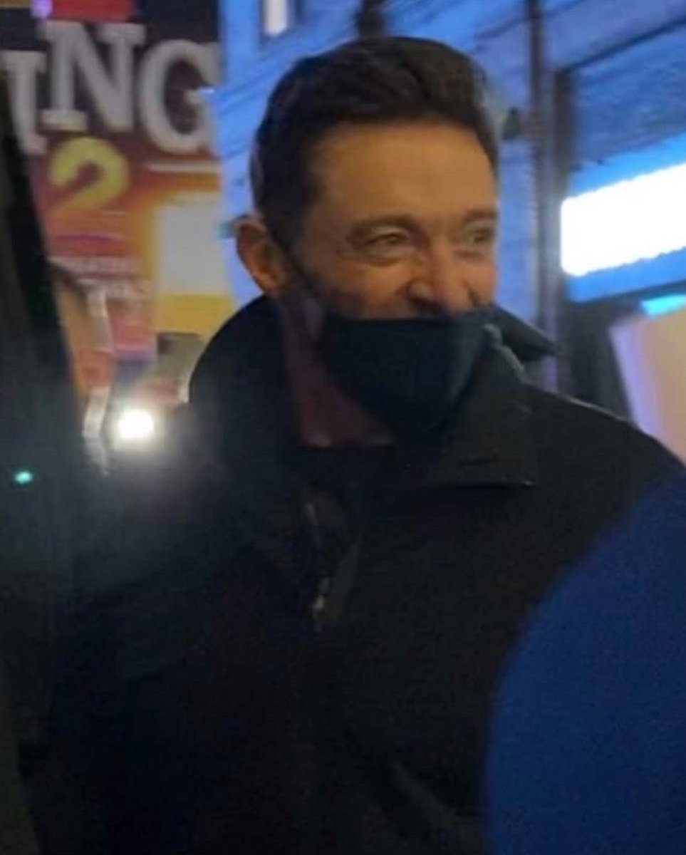 JackmansLanding's tweet image. Hugh came out the door to a bunch of fans waiting, said thank you to the crowd and waved before he got in the car. 👋 The atmosphere in and around the theatre was electric! 📸: JL Admin #hughjackman #TheMusicMan #firstpreview #broadway