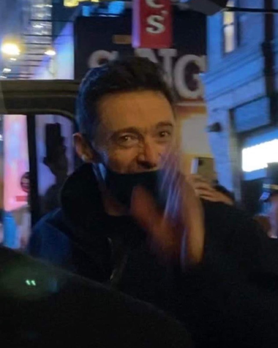 JackmansLanding's tweet image. Hugh came out the door to a bunch of fans waiting, said thank you to the crowd and waved before he got in the car. 👋 The atmosphere in and around the theatre was electric! 📸: JL Admin #hughjackman #TheMusicMan #firstpreview #broadway