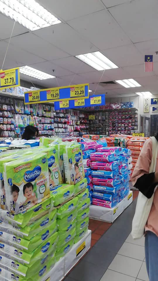 didikkita's tweet photo. #DKliveupdate currently our team in Sleangor are buying baby diapers for affected area in Selangor 💪🏻💪🏻🔥
#DaruratBanjir #selangor https://t.co/cs87xFUemI