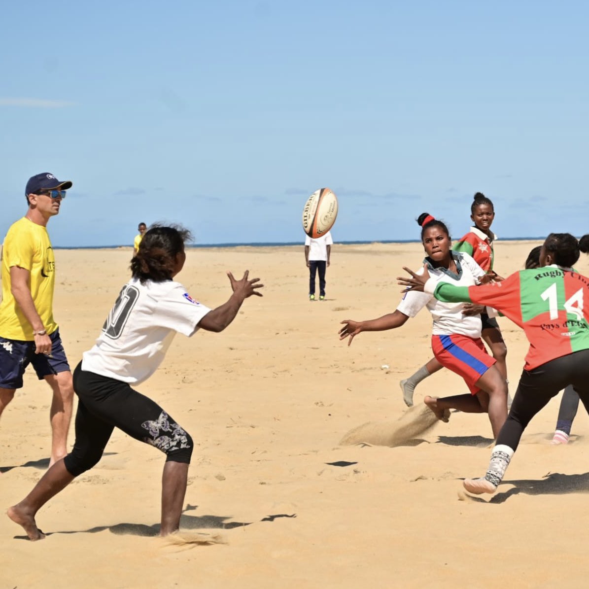 terresenmelees's tweet photo. La 1ère édition du Festival Africain du Rugby 🏉 pour le Développement se déroule du 17 au 22 décembre à Ouagadougou 🇧🇫, Lomé 🇹🇬 et Tulear 🇲🇬 avec l'engagement des collaborateurs trices @SocieteGenerale 
#mooveforyouthchallenge #rugby4dev https://t.co/qsscIaxCEM
