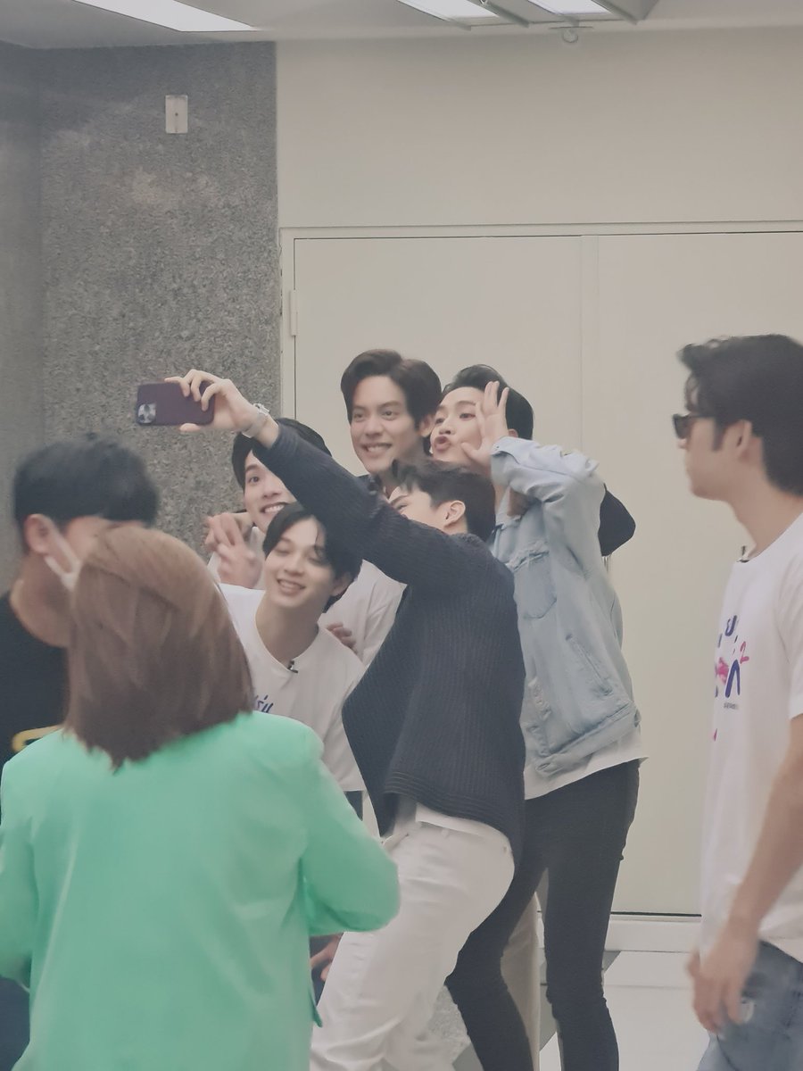 22Spacebar's tweet photo. ถ้าทุกคนได้เห็น Moment ตอนที่น้องๆเจอกัน ทุกคนจะต้องยิ้มแบบมีน้ำตาปริ่ม  #sbfive https://t.co/YD22RQmHVi