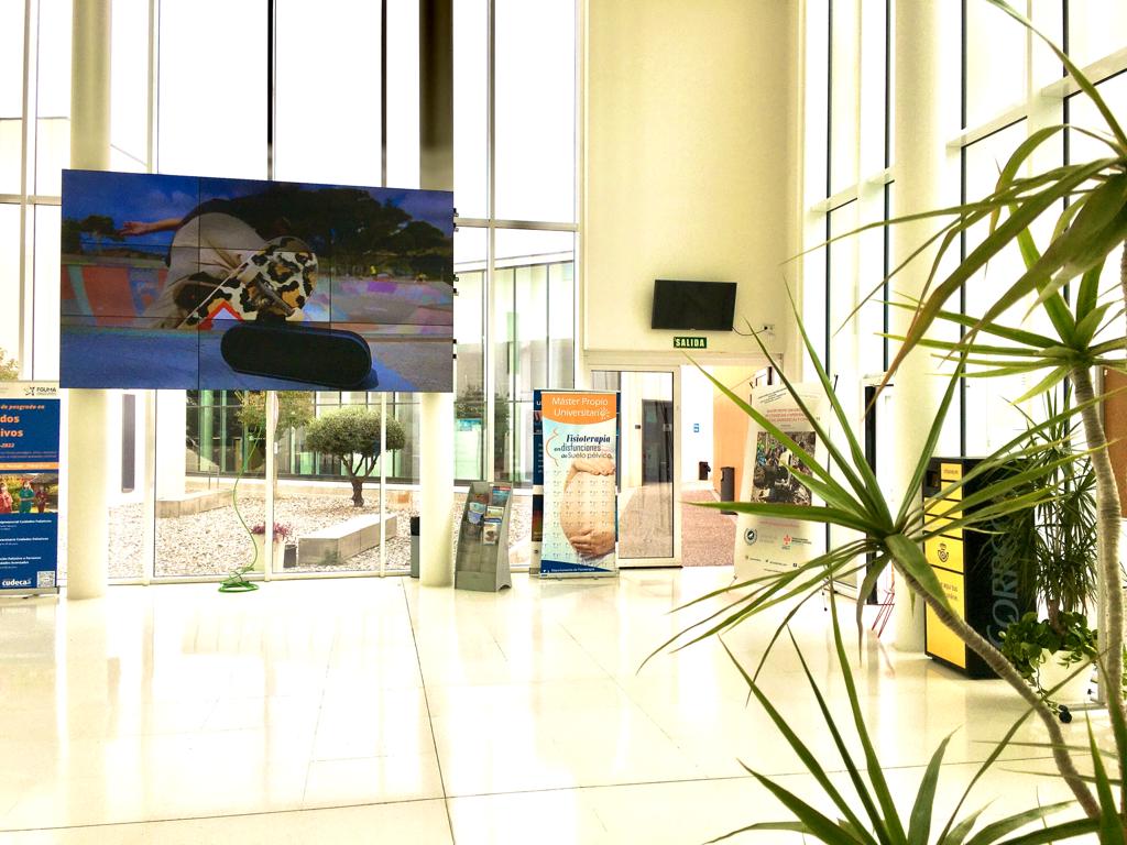 Sistema de cartelería digital instalado en el hall de un centro universitario. Videowall 3x3.  #integracionAV #carteleriadigital #videowall