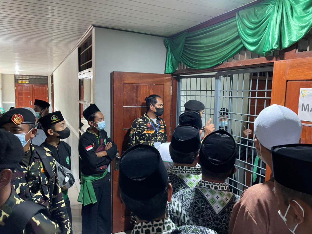 Official_Ansor's tweet photo. Banser dan Pagar Nusa berkolaborasi dalam pengamanan proses registrasi peserta Muktamar NU ke 34 di Universitas Lampung, Selasa (21/12/21) https://t.co/aZpWtL5wn8