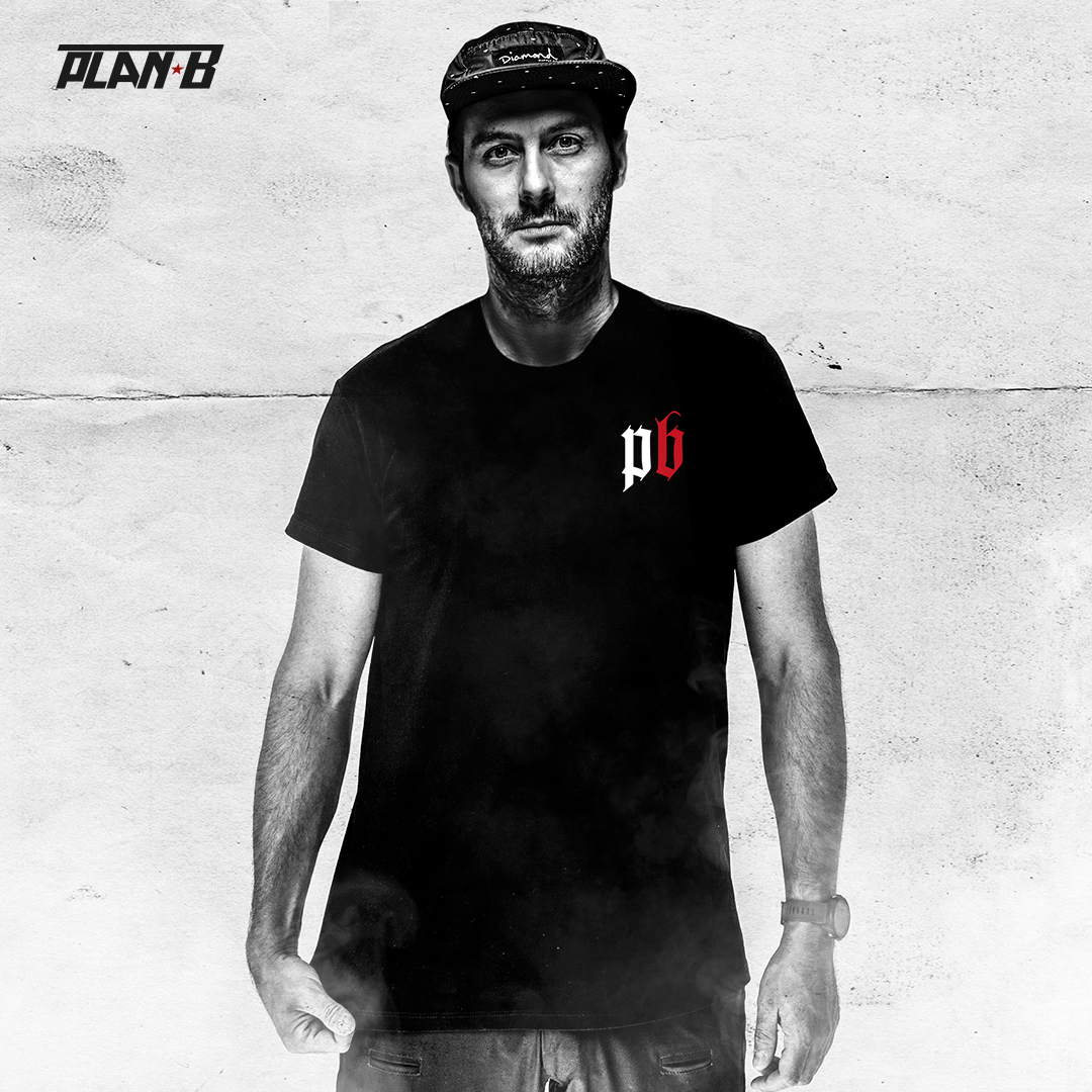martinplanb's tweet photo. “Más vale tarde que nunca”.
Jamás antes había hecho una camiseta . Así que aquí está. Mi primer modelo. Muy contento del resultado final.
No habría sido posible sin el diseño de @_CVLTO_ y la producción de @partisano_cat.
Espero que os guste.
👇
https://t.co/gGuDIeLcnb https://t.co/ich8xyVknd