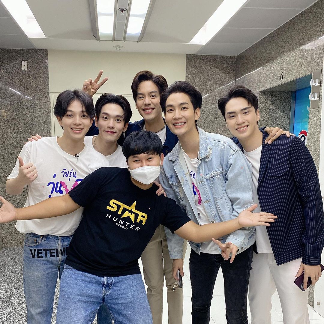 KIIMMONOFFICIAL's tweet photo. #SBFIVE รวมตัวกันในรอบ 10 ปี มีความสุขแล้ววันนี้ 💕
#ขุณขิมมอญ 

👇📷
https://t.co/5BZ83gIGk8 https://t.co/IQxYpExkTZ