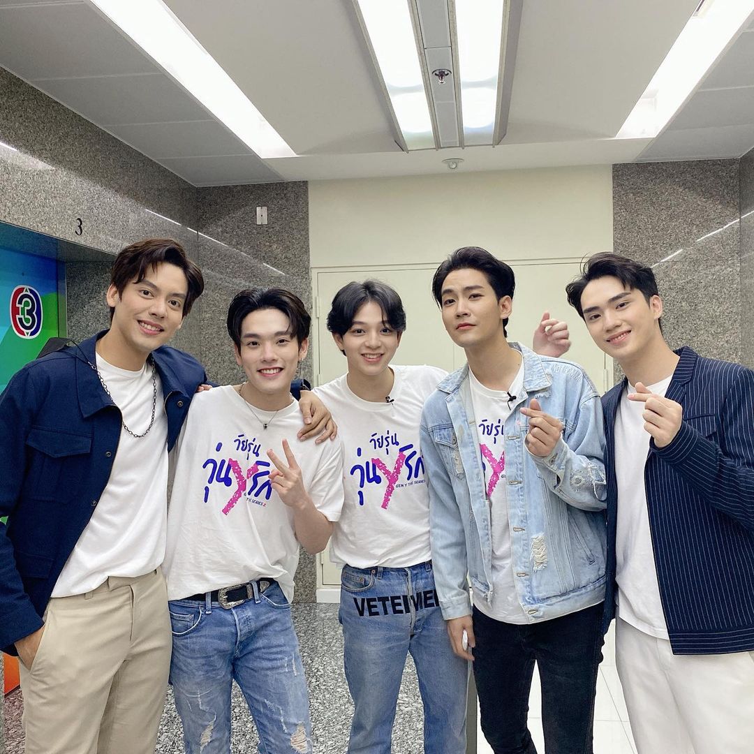 KIIMMONOFFICIAL's tweet photo. #SBFIVE รวมตัวกันในรอบ 10 ปี มีความสุขแล้ววันนี้ 💕
#ขุณขิมมอญ 

👇📷
https://t.co/5BZ83gIGk8 https://t.co/IQxYpExkTZ