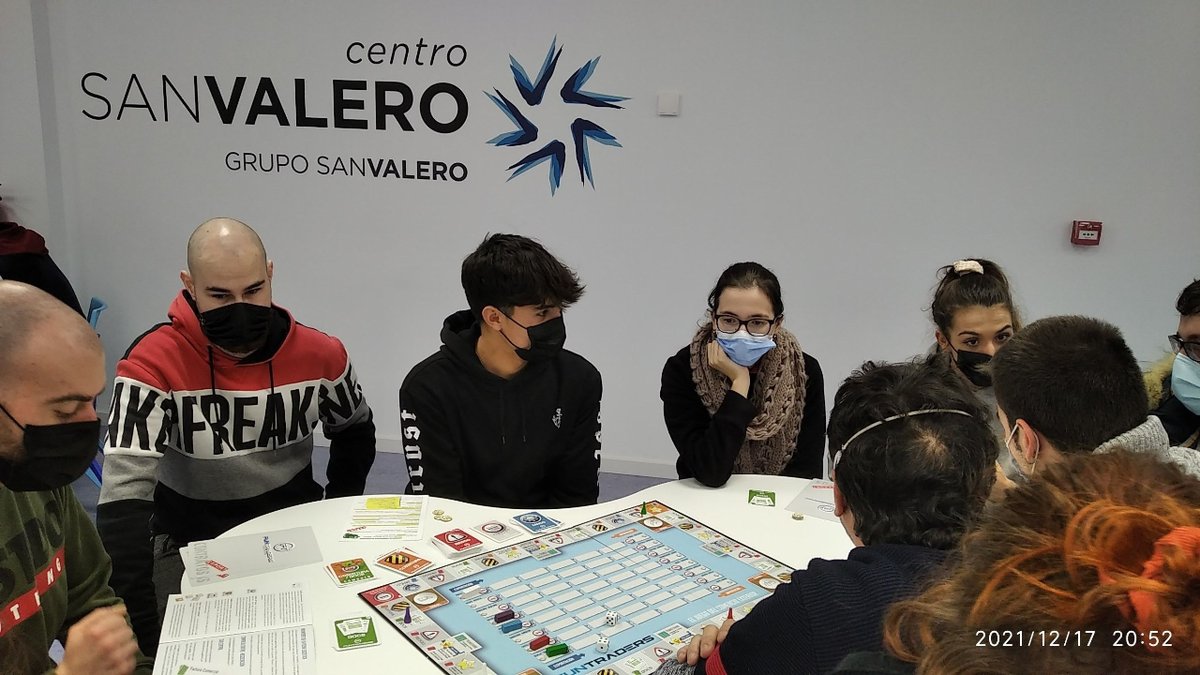 centrosanvalero's tweet photo. Alumnado 2º GS Transporte y Logística ha realizado una sesión de #gamificación.
La gamificación es una técnica de #aprendizaje que traslada todo el potencial de los juegos al ámbito educativo para mejorar los resultados de los alumnos en clase.

#innovacioneducativa #VivimosLaFp https://t.co/BMhTFcXL3y