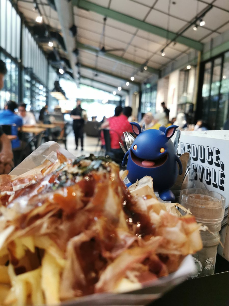 Is tea time!! Yumzz, me and Mizard is hungry. And we also hope that those who have been affected by the flood to stay safe and stay warm. Sending our love to you. 💕