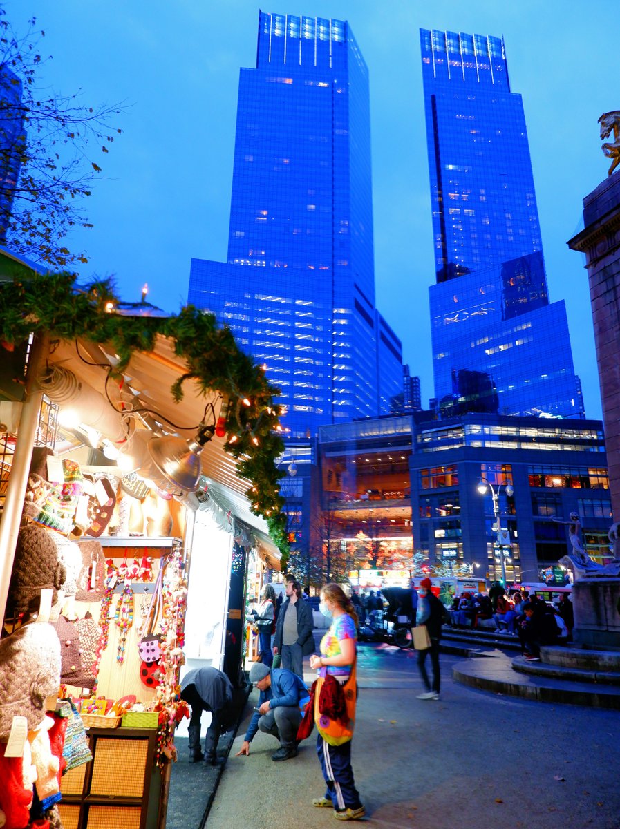 NewYorkCityDE's tweet photo. Zwischenstopp auf dem Weihnachtsmarkt am Columbus Circle https://t.co/874Zt4MNcR