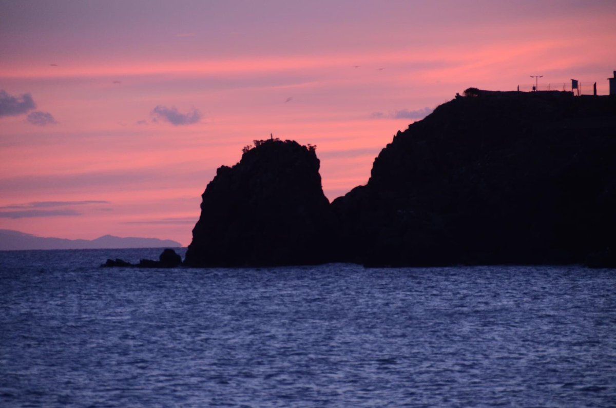 Di passaggi e paesaggi, di riti magici e rinascite.
Dell’inverno sommerso e della vita lenta che confabulano tra loro sotto le superfici di mare e di terra. 

21.12.21, Solstizio d’inverno.