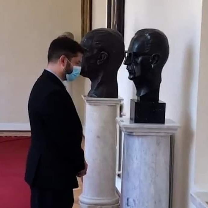 Il Presidente del Cile #GabrielBoric davanti al busto di #SalvadorAllende🌹