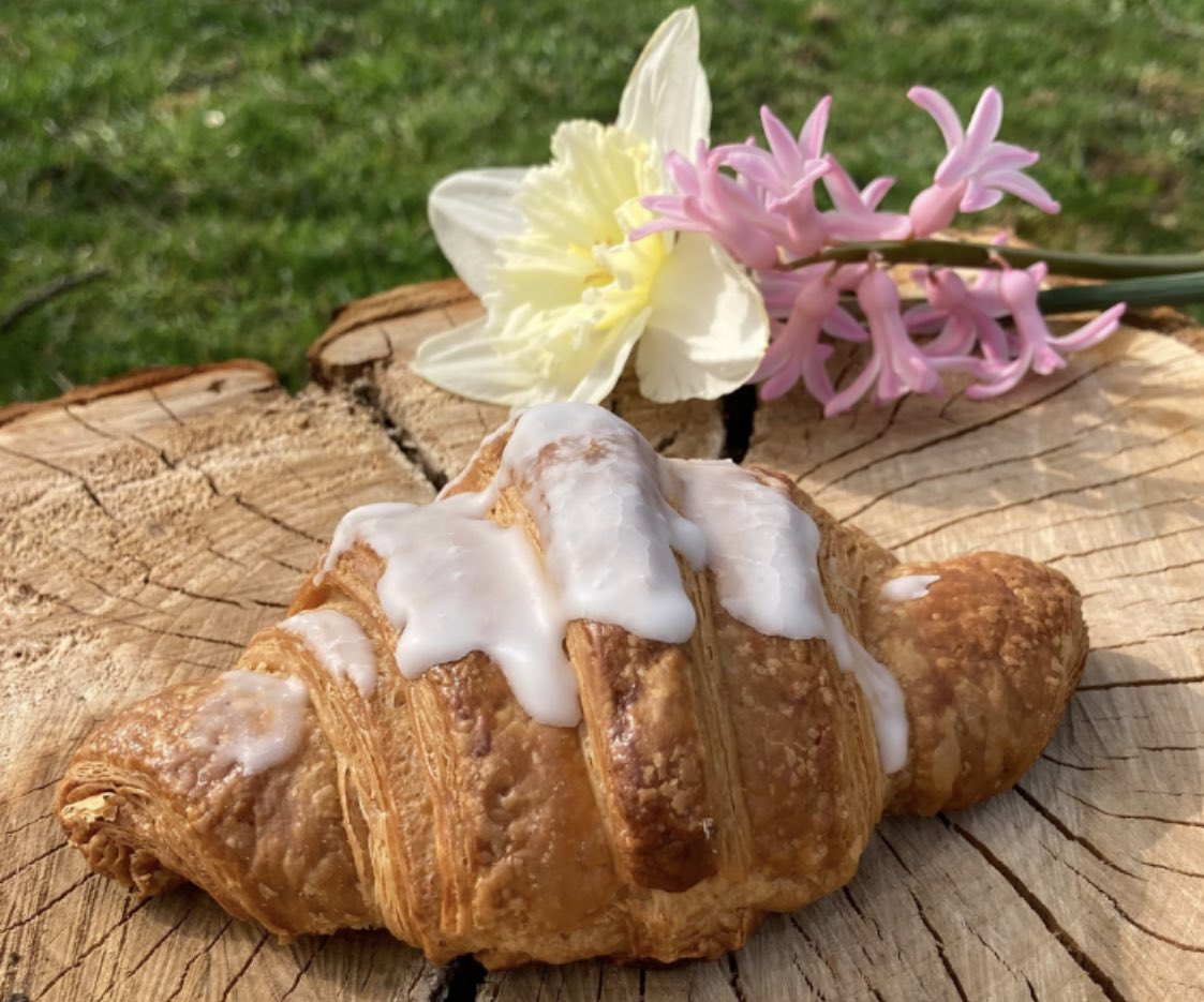 MarineisCooking's tweet photo. @steashaz @FlorenceMKoenig Metz et les croissants au chocolat 😍 pas à la pâte à tartiner, non non au chocolat avec du sucre dessus 😍 https://t.co/MI7MRxWFkf