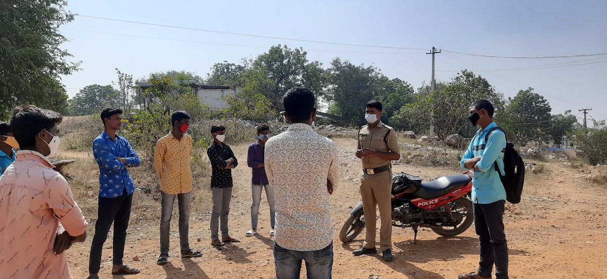 JogipetPs's tweet photo. @TelanganaCOPs 
As a part of Community Policing, Jogipet PS BlueColt PC's V.Ajay kumar and B.Arun kumar conducted an awareness program on cybercrimes,covid19 pandemic measures, vaccination importance and traffic rules. https://t.co/APWdx9jePP