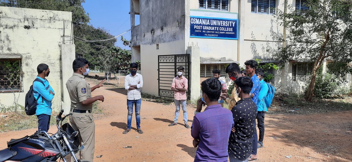 JogipetPs's tweet photo. @TelanganaCOPs 
As a part of Community Policing, Jogipet PS BlueColt PC's V.Ajay kumar and B.Arun kumar conducted an awareness program on cybercrimes,covid19 pandemic measures, vaccination importance and traffic rules. https://t.co/APWdx9jePP