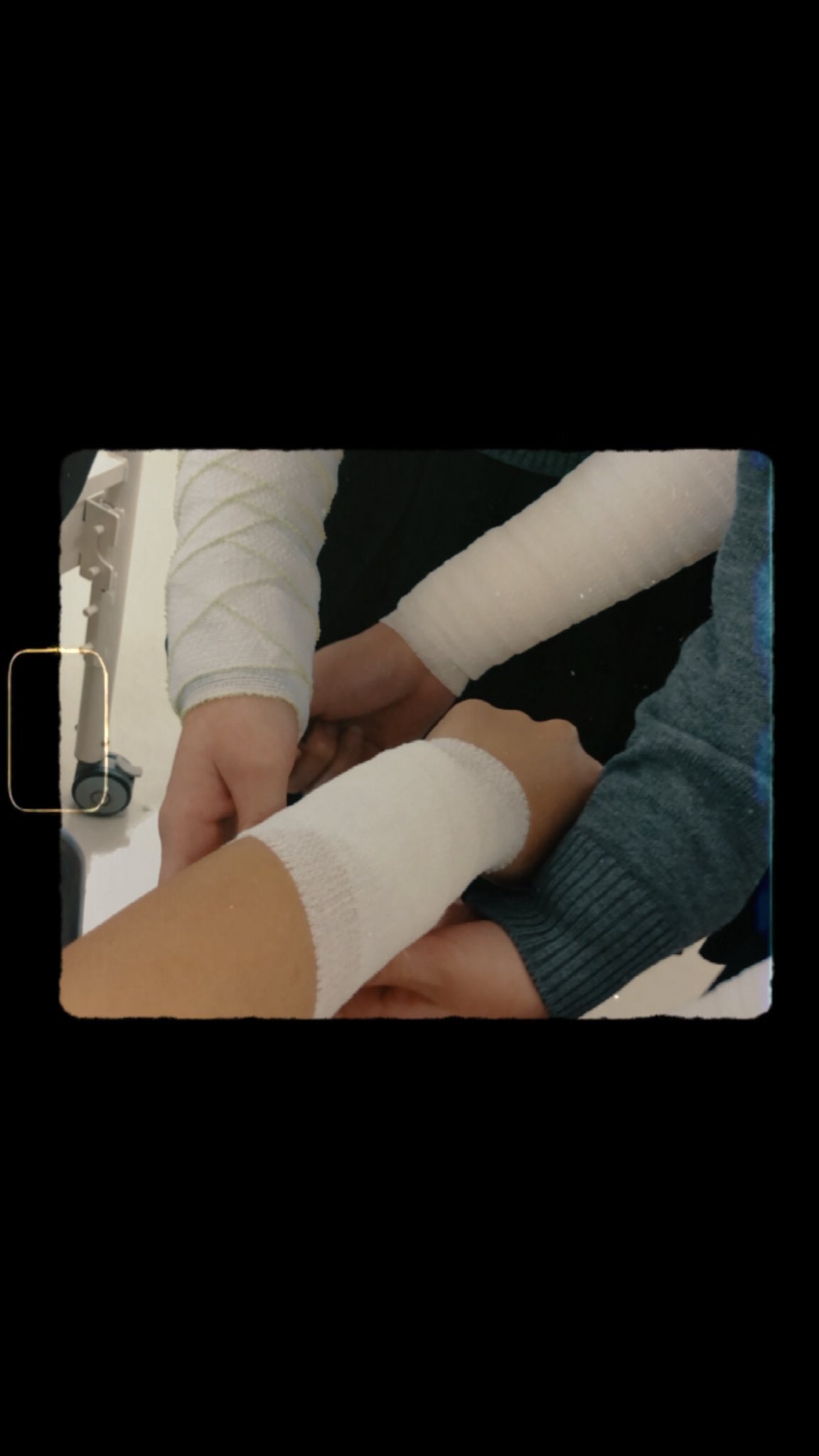 ট ইট র ぺんぎん Miss Lily 今日看護の授業で包帯の巻き方やったら友達とみんなで腕ぐるぐる巻きにしちゃいました爆笑 ミクチャ Misslily Rt希望 Rt拡散希望 Rtが審査対象になっています T Co Ubqpvg9u7j ট ইট র