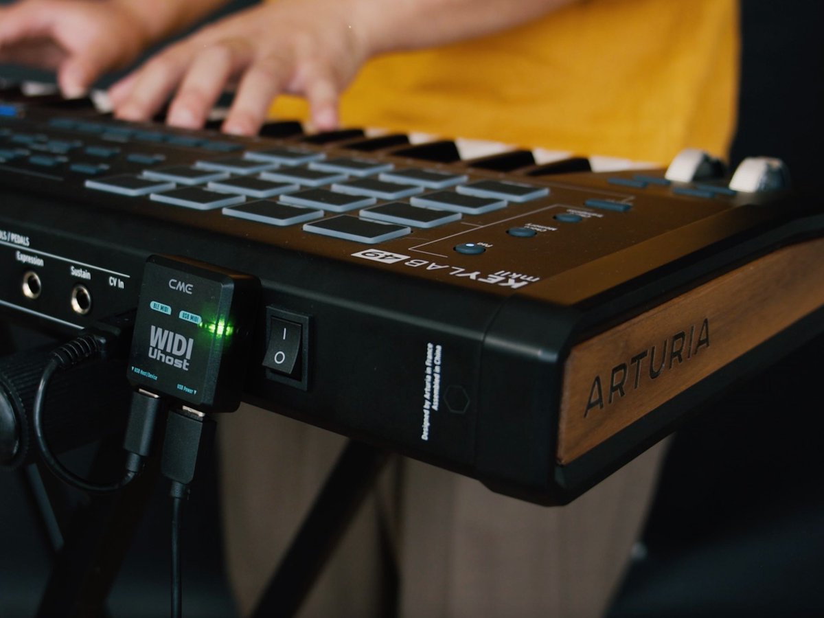 CMEPro1's tweet photo. Sharing the #wirelessmidi love with @iamshook and @ArturiaOfficial #widiuhost #bluetoothmidi https://t.co/o78s3Um0MJ