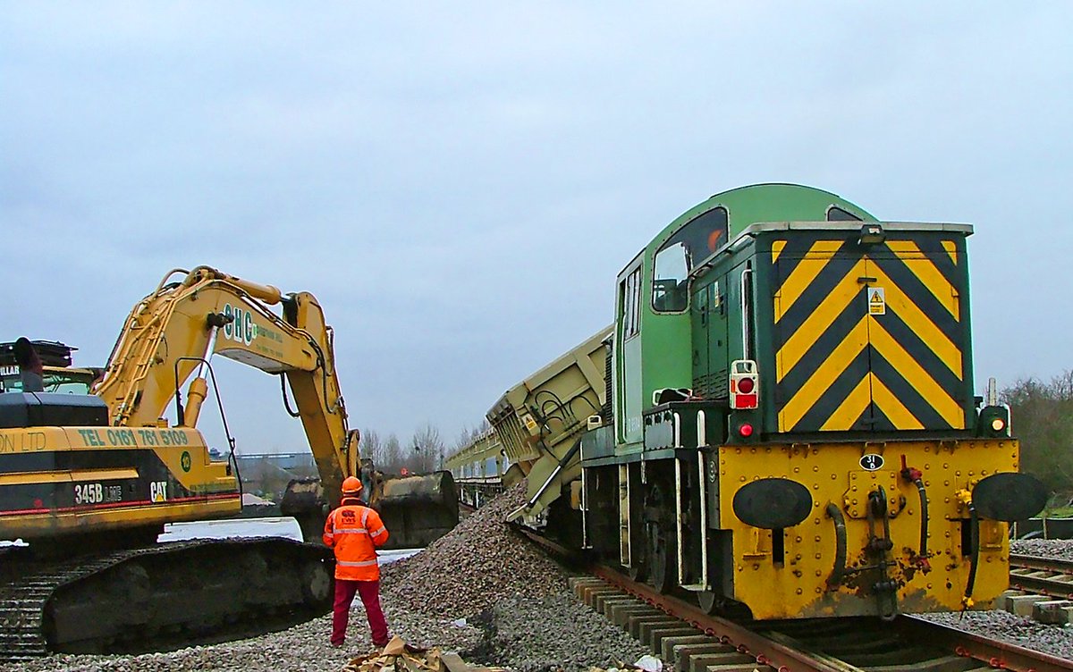 JohnWaddo's tweet photo. #TeddyBearTuesday π» Class 14 D9504 seen dropping ballast during the construction of #WhitemoorYard 18/02/2004. π #TrainDriverLife #VictaRailfreight #Railway #RailwayTwitter https://t.co/N7DdAG1ASO