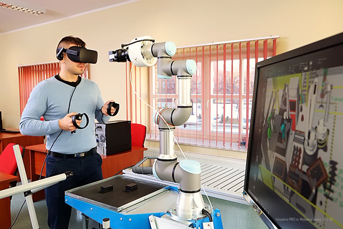 Witelonka's tweet image. #Witelonka w procesie kształcenia wykorzystuje nowoczesne #technologie. Dzięki temu Interdyscyplinarne Koło Naukowe Innowacji korzysta z systemu #VisualComponents z okularami #VR, które są skonfigurowane z cobotem. 
#innowacje #praktyczniewprzyszłość