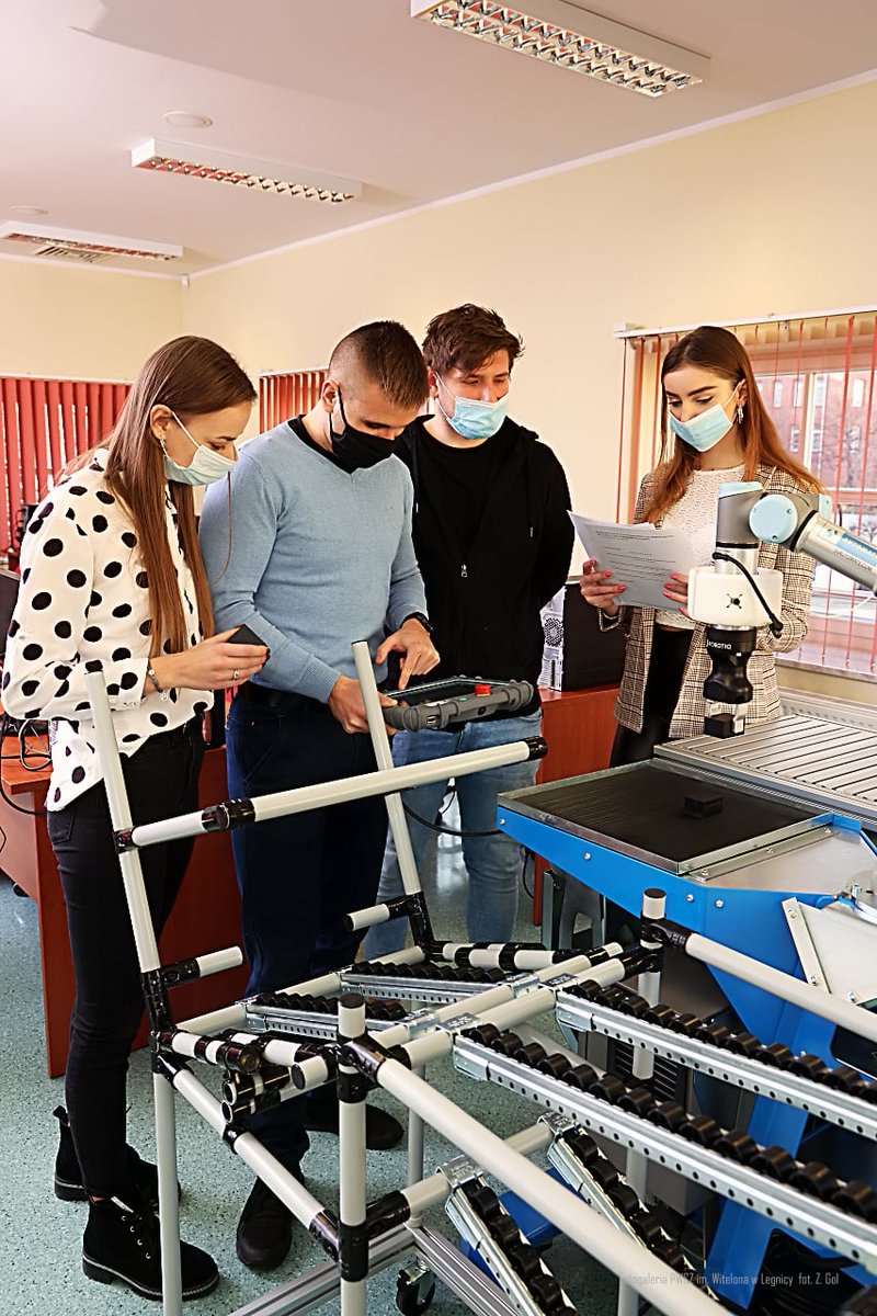 Witelonka's tweet image. #Witelonka w procesie kształcenia wykorzystuje nowoczesne #technologie. Dzięki temu Interdyscyplinarne Koło Naukowe Innowacji korzysta z systemu #VisualComponents z okularami #VR, które są skonfigurowane z cobotem. 
#innowacje #praktyczniewprzyszłość