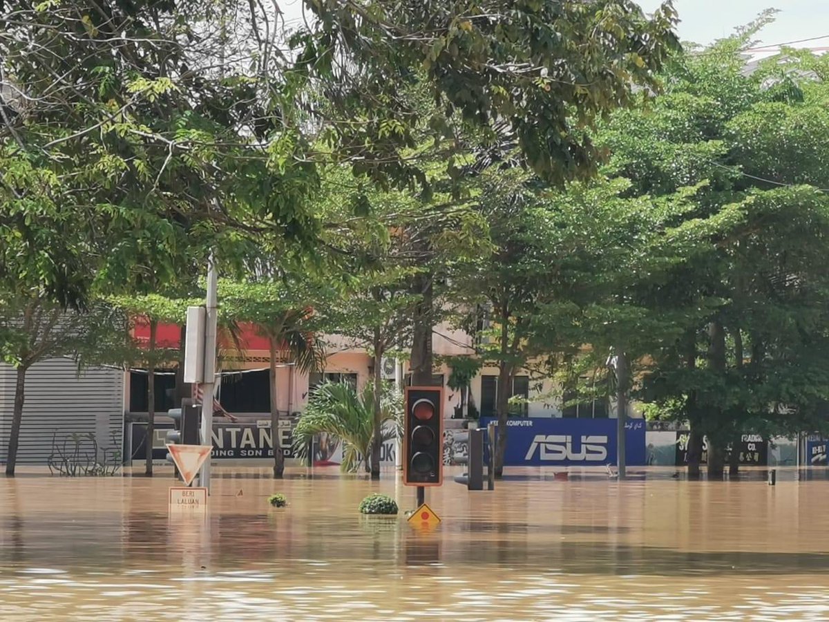 JatIkhwan's tweet photo. Mentakab, Pahang telah lumpuh. Mohon pihak-pihak berkenaan boleh fokus ke sini juga. https://t.co/h5UjdDruyc