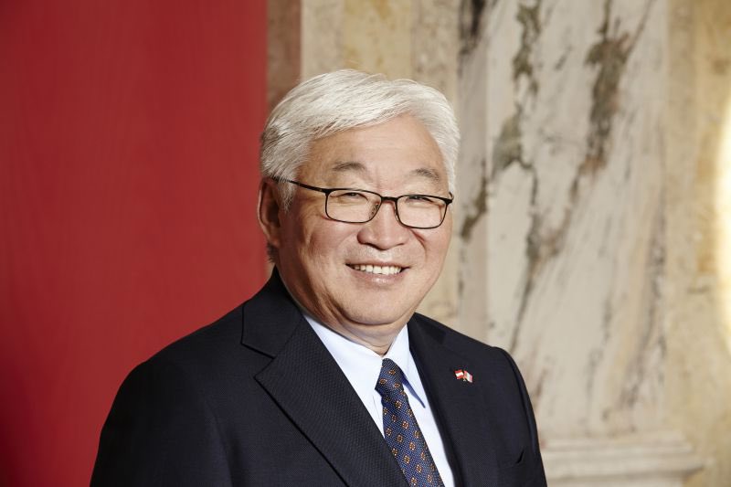 Бат-Үүл баатартай уулзав.Монголын ардчиллын ноён нуруу улам батжиж,улам чангарч улам зориг оржэ.Тэмцэгч хүний мөн чанар ийм л бдаг гэлтэй.Үнэн цаг хугацааны явцад улам тодрох нь гарцаагүй.Түүнийг хорих ангид ирэх мөчид хоригдож буй хүмүүс нэгэн зэрэг Хонхны дууг дуулж хүндэтгэжээ