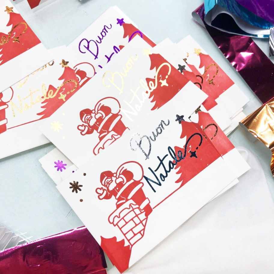 db_print's tweet image. 반짝반짝 호일 작업! 크리스마스 카드 위에 호일을 올려 핸드메이드 금박 프린트 😊