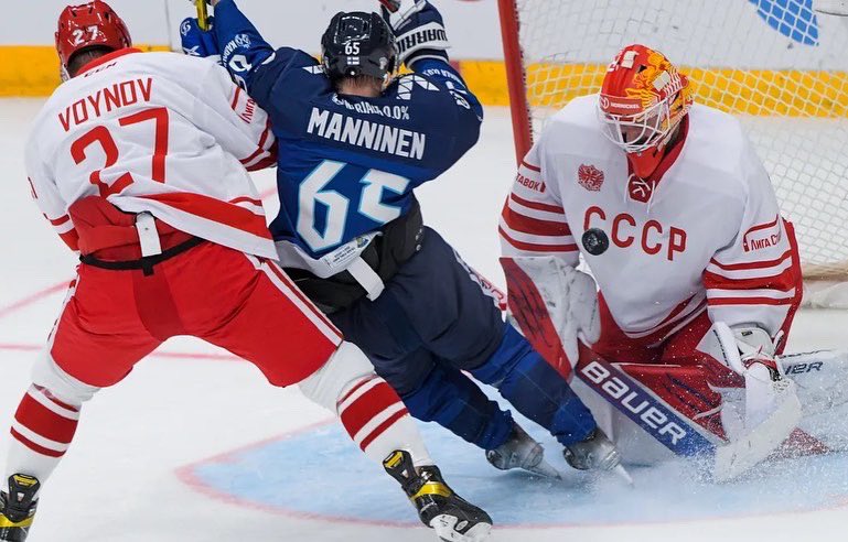 Невзрачная наша сборная по #хоккей эксплуатирует ностальгию по #ссср. Но облачаться в форму советских хоккеистов (причём почему-то с рекламой букмекерской конторы) - это еще не значит играть, как Харламов, Старшинов или Фирсов. Это как поддельный <a href="/ROLEX/">ROLEX</a>