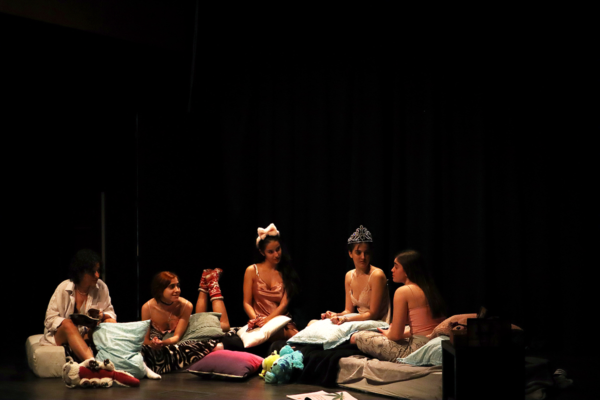 CMUChaminade's tweet photo. ¡Estrenamos temporada de teatro y magia en el #Chami! 🎭🪄

El domingo 12 de diciembre tuvimos doblete de #ArtesEscénicas 👉 primero disfrutamos de una nueva edición de la gala de #magia #Amagos y luego, de una muestra navideña de #microteatro.

Os dejamos algunas imágenes💙 https://t.co/ALJIrwOeFx