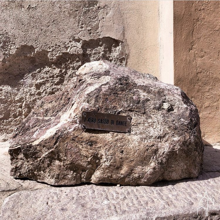 florenciatours1's tweet photo. Piedra de Dante Alighieri cerca del duomo.🪨🖌 https://t.co/KJkiT4ruFv