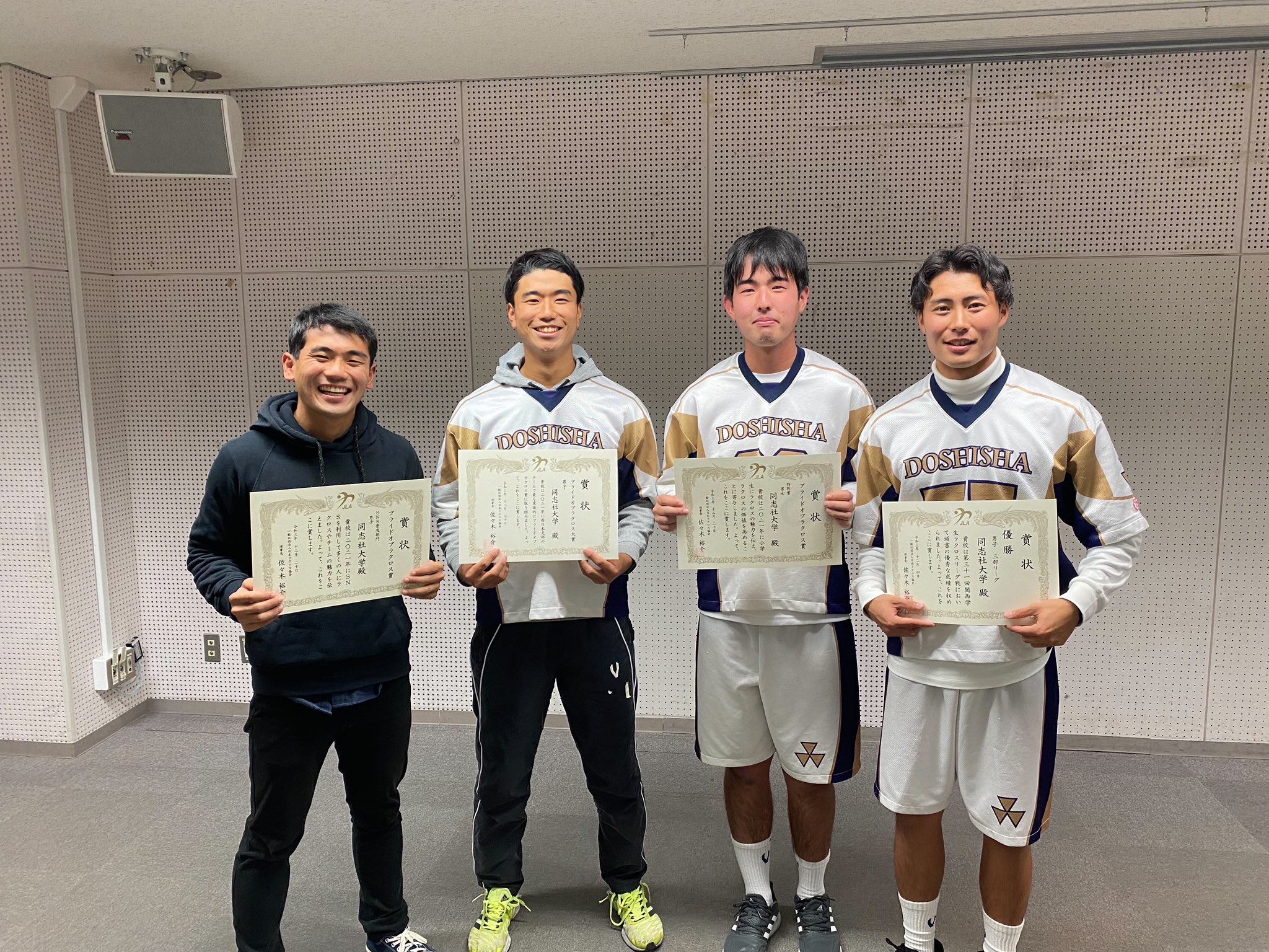 同志社大学体育会男子ラクロス部 V Twitter 同志社大学男子ラクロス部は チームとしてpol総合 Pride Of Lacrosse を受賞することができました Pol受賞は理念を体現するために立てたチーム目標であり 受賞することができ大変嬉しく思います この大きな目標の達成を 同志社大学体育会男子ラクロス部 V Twitter 同志社大学男子ラクロス部は チームとしてpol総合 Pride Of Lacrosse を受賞することができました Pol受賞は理念を体現するために立てたチーム目標であり 受賞することができ大変嬉しく思います この大きな目標の達成を