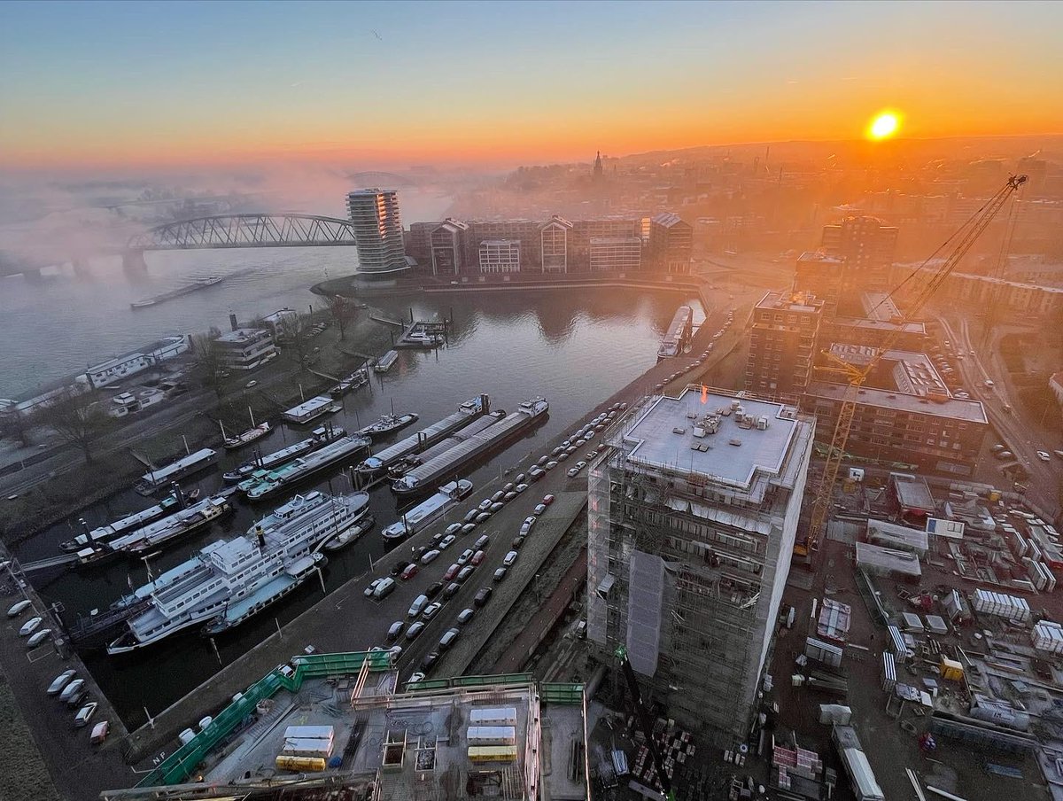Kraanmachinist Roy startte zijn werkzaamheden in #Nijmegen #Havenkade bij het ochtendgloren aan de Waalhaven en maakte deze mooie foto. Havenkade, een ontwikkeling van <a href="/bpd_nl/">BPD | Bouwfonds Gebiedsontwikkeling</a> - <a href="/TalisTweet/">Talis</a> en <a href="/PortaalWonen/">Portaal</a>. Realisatie <a href="/KlokGroep/">KlokGroep</a> in samenwerking met <a href="/Trebbe1911/">Trebbe</a>.