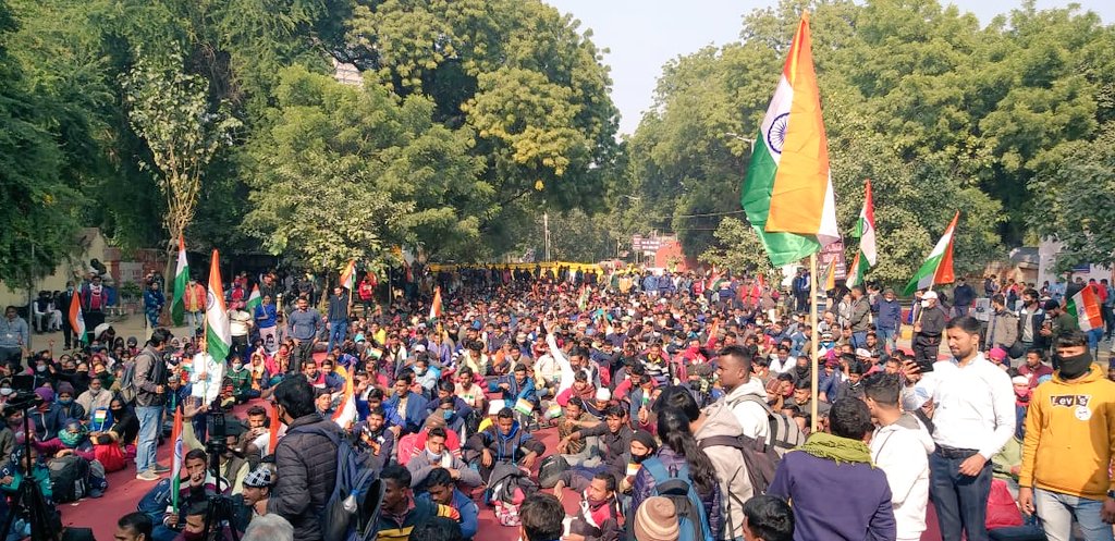 SSC GD 2018 के मेडिकल पास अभ्यर्थियों की नियुक्तियां न होने से नाराज अभ्यर्थियों का दिल्ली के जंतर मंतर पर विरोध प्रदर्शन।
भीम आर्मी <a href="/BhimArmyChief/">Chandra Shekhar Aazad</a> कर रहे हैं समर्थन।