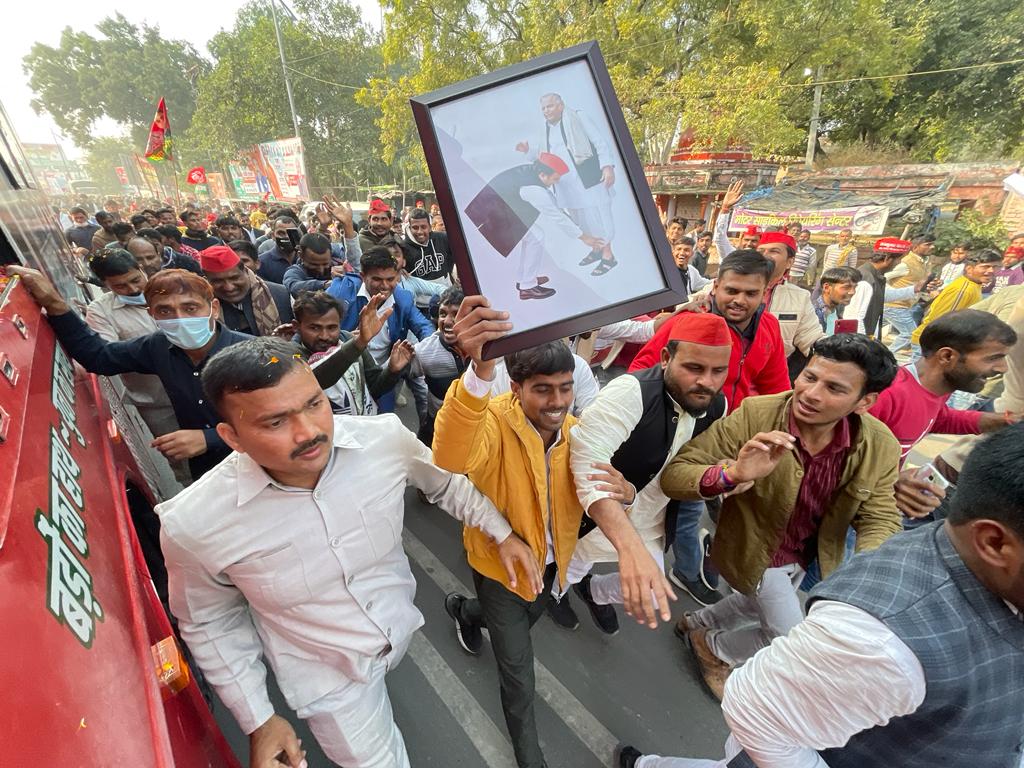 samajwadiparty's tweet photo. #बाइस_में_बाइसिकल
#नयी_हवा_है_नयी_सपा_है
#बड़ों_का_हाथ_युवा_का_साथ 
#समाजवादी_विजय_यात्रा_मैनपुरी_एटा https://t.co/yZSdQtGjhR