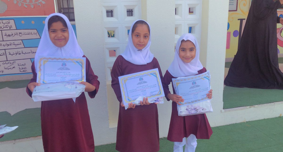 EduGovSbt3404's tweet photo. #مدارسنا_آمنة 
كرمت أ.أسماء الخميسية أن تكرم طلابها من الصف الثالث ٥- والثالث ٣ ذلك لحصولهم على درجات نهائية في مادة اللغة العربية والتربية الإسلامية: 
١. عبير سالم الحراصية
٢. وسن هيثم الصبحية
٣. رنيم أحمد الصبحية 
متمنين لهم دوام التفوق والنجاح ✨ https://t.co/SShLaA18fT