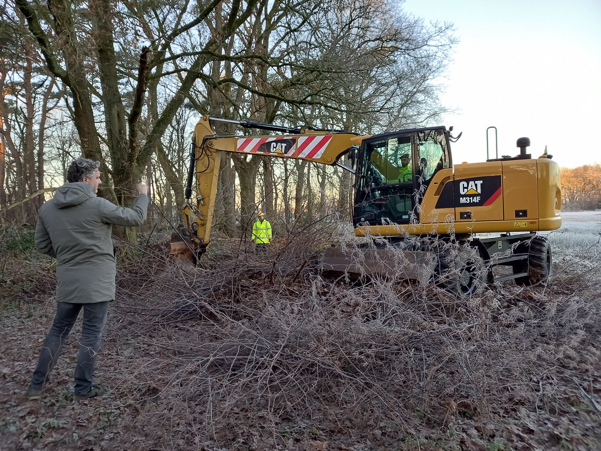 Bezig met Japanse Duizendknoop bestrijding. Afgraven en fijn zeven. <a href="/staatsbosbeheer/">Staatsbosbeheer</a>