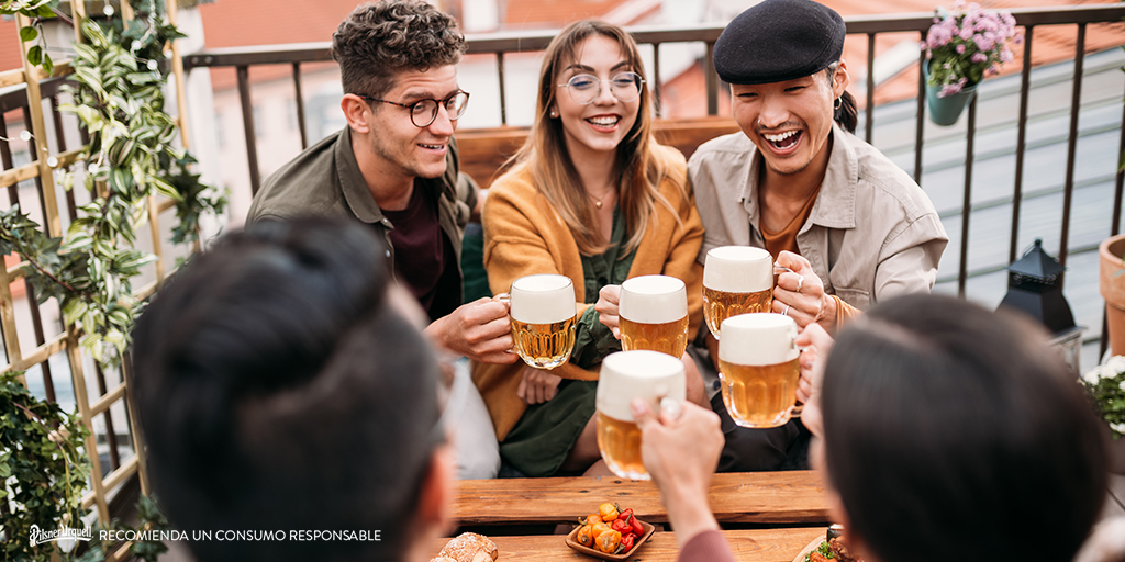 Empezar el año levantando tu jarra de Pilsner Urquell llena de nuevos retos es empezar por todo lo alto. ¡Brindemos!🍻🍻 #AñoNuevo #PilsnerUrquell