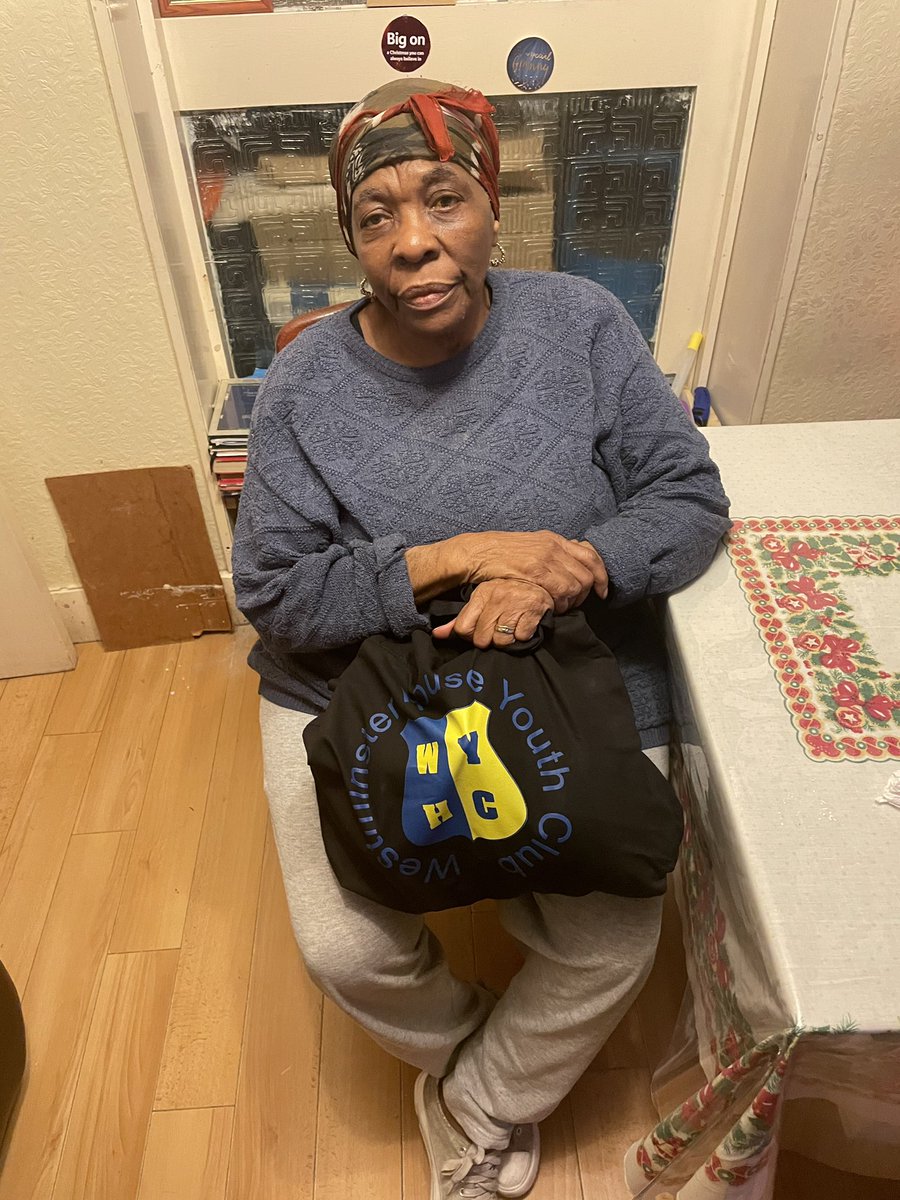WHYCNunhead's tweet photo. Some more of our happy #olderfriends with their #GoodyBags! #thanks for supporting this @UnitedStSaviour #ConnectedatChristmas https://t.co/FzsLUy4BWf