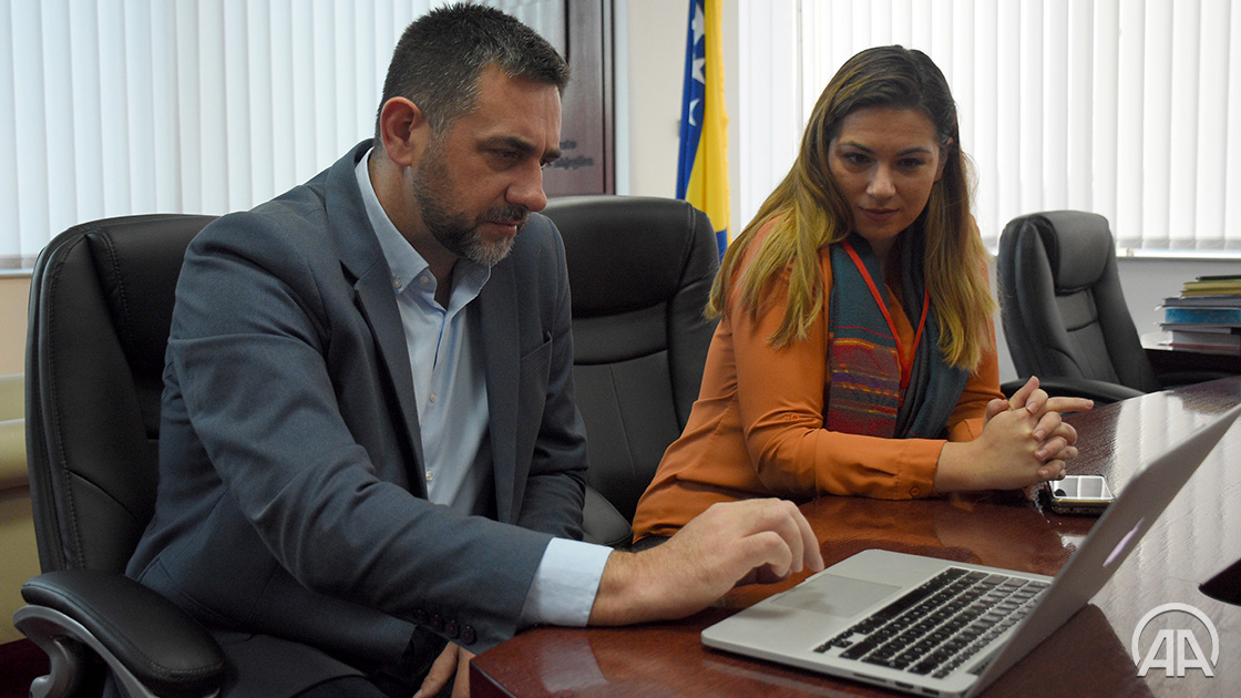 aa_balkans's tweet photo. #BiH: Federalni ministar raseljenih osoba i izbjeglica Ramić glasao za najbolje fotografije AA https://t.co/Xbsu4sdpwn #EdinRamić #AA #photo #glasanje #FMROI https://t.co/uIQk8g9rIH