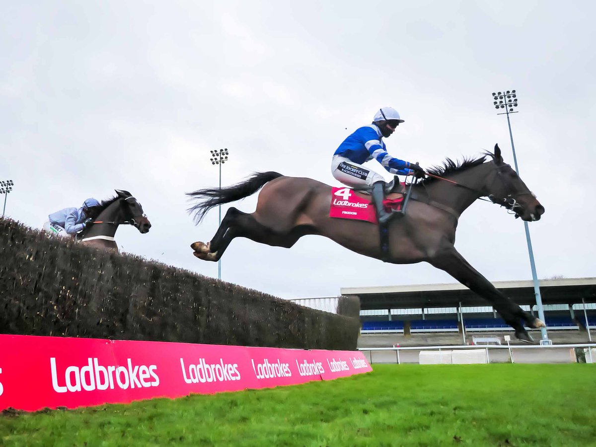 🚨 Competition Time 🚨

If you can pick the winner of both races, you’ll be in with a chance of winning £100 💷

All you have to do to enter: 
1️⃣ Retweet this tweet
2️⃣ Follow <a href="/Lucas_Coppin/">Lucas Coppin</a> 
3️⃣ Pick BOTH the winner of the 3:05 Kempton (26th) and 2:50 Chepstow (27th)

Good Luck 🍀