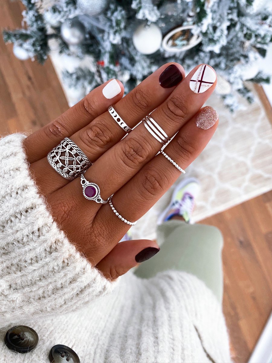 sansarushop's tweet photo. Inspiración de combis de anillos + manicuras para estas Navidades ✨💅🏼💍

https://t.co/0s5WRKr1QP https://t.co/whSrixY92G