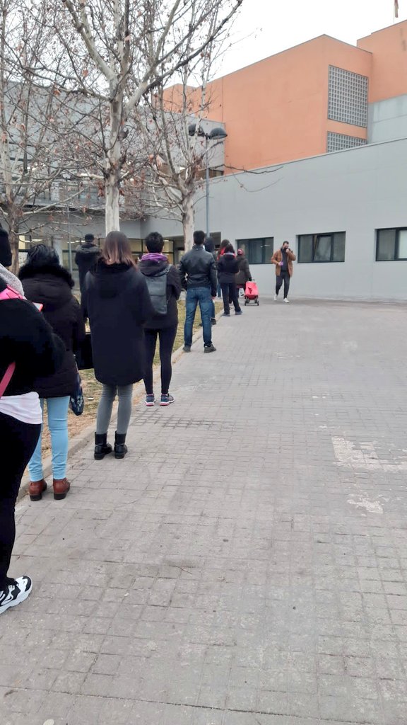 Dani_AyusoVk's tweet photo. Hoy ya no será noticia ni vendrá la tele pero esta es la realidad diaria en mi barrio y en muchos centros de salud de Madrid. https://t.co/JB5QqlcRap