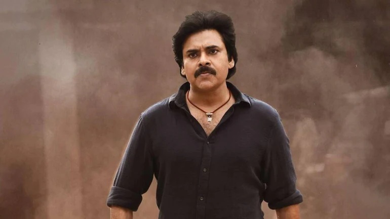 TeluguBulletin's tweet photo. When @PawanKalyan spoke for the larger interests, risking his film career &amp; movies,None from TFI could dare to support him openly

Now for the sake of Larger interests of TFI,The same biggies want #PawanKalyan's movie to be postponed  

Either way #PawanKalyan is the victim https://t.co/6Gdaq1RJEz