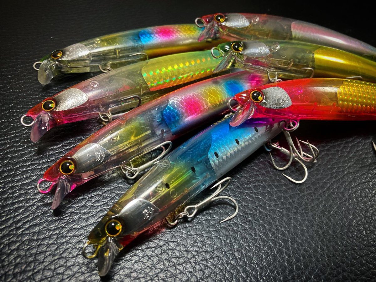 Kuros_Fishing's tweet photo. ヒラメミノーSR 130F/Sが店頭に並び始めました！平均飛距離(ｶﾀﾛｸﾞ値)F=70.6、S=80.0で追い風時であれば90m近く飛びます！

短いリップでボトムに刺さらず這って泳いでくれるので、遠浅や根掛かりが気になるエリアでもしっかり誘えますよ🙆‍♂️是非手に取ってみて下さい！

#SHIMANO
#NESSA 
#ヒラメ https://t.co/e2bBdbczio