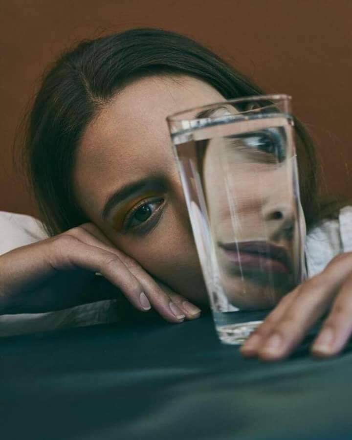 İnsanların da yan etkileri var. 
Bazıları başını döndürürken, 
Bazıları mideni bulandırabiliyor...

#NicanorParra
Hatta bazılarını görmeye bile tahammül edemiyorum...