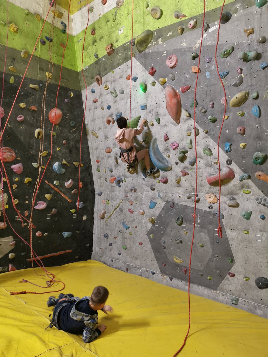 Занятия на скалодроме мотивируют детей не просто двигаться, но и думать, считать и быстро реагировать на всё.☝️

#особенныедети #особенныедетисамары #autism #РАС #дети #спортобъединяет #спортвоблаго #самараспортивная #самара #скалодром #спорт #россия #здороваяроссия