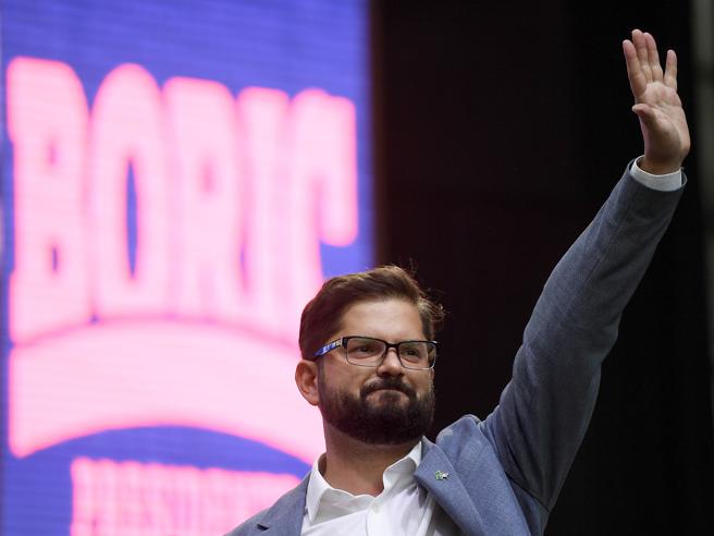 In #Cile viene eletto Gabriel Boric, il presidente più giovane – e più di sinistra – della storia del paese, con il record di voti. bit.ly/3sDEXbJ #BoricPresidentedeChile  #rassegnastampa #iononmirassegno <a href="/deglinnocenti_a/">AndreaDegl'Innocenti</a>