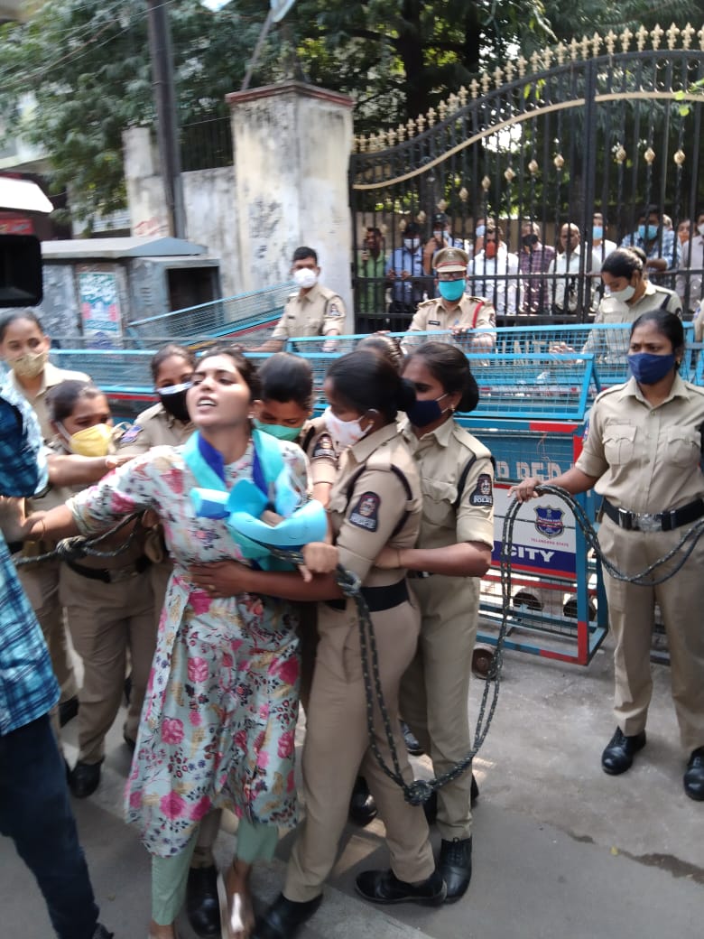 teamyssharmila_'s tweet image. ఇంటర్ స్టూడెంట్లకు న్యాయం చేయాలని డిమాండ్ చేస్తూ #YSRTP లీడర్లు ఇంటర్ బోర్డును ముట్టడించారు.విద్యార్థుల ఆత్మ‌హ‌త్య‌ల‌కు ప్ర‌భుత్వ‌మే కార‌ణమని మండిపడ్డారు.ఫెయిల్ అయిన వారిని వెంట‌నే పాస్ చేయాలని, బాధిత కుటుంబాల‌కు ప‌రిహారం చెల్లించాలన్నారు. 
#JusticeForInterStudents
#YSSharmila