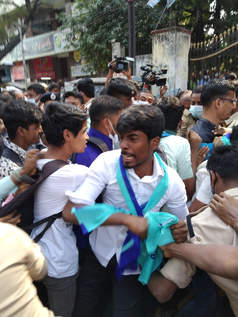 teamyssharmila_'s tweet image. ఇంటర్ స్టూడెంట్లకు న్యాయం చేయాలని డిమాండ్ చేస్తూ #YSRTP లీడర్లు ఇంటర్ బోర్డును ముట్టడించారు.విద్యార్థుల ఆత్మ‌హ‌త్య‌ల‌కు ప్ర‌భుత్వ‌మే కార‌ణమని మండిపడ్డారు.ఫెయిల్ అయిన వారిని వెంట‌నే పాస్ చేయాలని, బాధిత కుటుంబాల‌కు ప‌రిహారం చెల్లించాలన్నారు. 
#JusticeForInterStudents
#YSSharmila